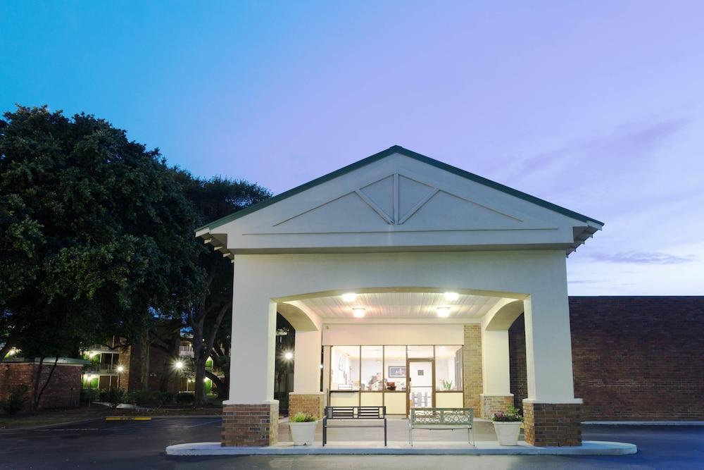 Days Inn By Wyndham Mt Pleasant-Charleston-Patriots Point Exterior foto